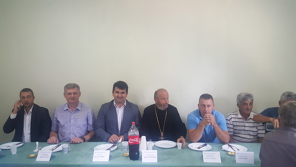 Narodni poslanik Dr Želimir Nešković, predsjednik supštine opštine Milenko Ristić, načelnik opštine Dr Rado Savić, protojerej Dragomir Lazarević, predsjednik MZ Kozjak Milisav Stević, član građ. odbora Jovan Bojić Narodni poslanik Dr Želimir Nešković, predsjednik supštine opštine Milenko Ristić, načelnik opštine Dr Rado Savić, protojerej Dragomir Lazarević, predsjednik MZ Kozjak Milisav Stević, član građ. odbora Jovan Bojić